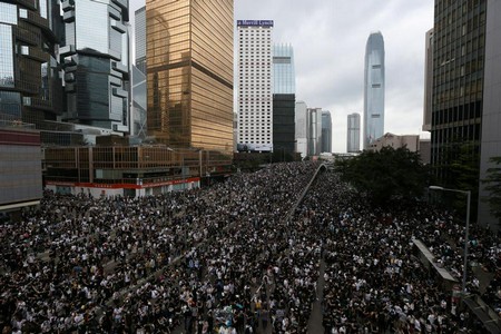 Milliós tömeg tüntet az új kiadatási törvénytervezet elfogadása ellen Hongkongban