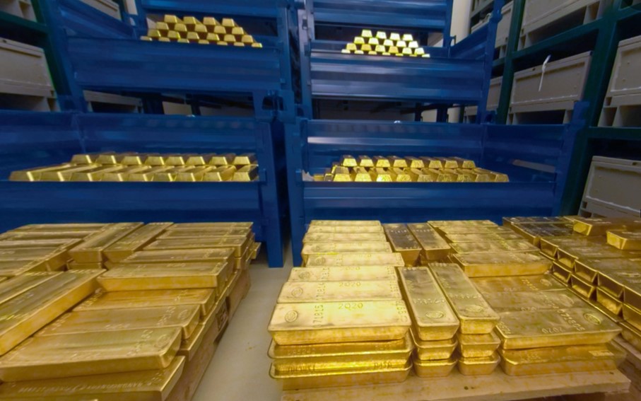 Aranyrudak leltárba vétele az MNB értéktárában. A leltározott aranytömbök acélládákban kerülnek a polcokra.