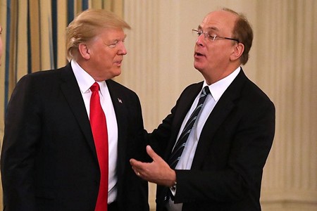 Donald Trump és Larry Fink Black Rock CEO beszélget egymással egy gálavacsorán a Fehér Házban2017-ben