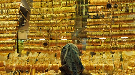 Nézelődő vásárló a híres isztambuli aranypiacon