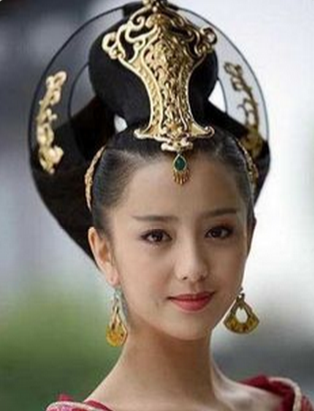 Kínai nő arany ékszerekkel