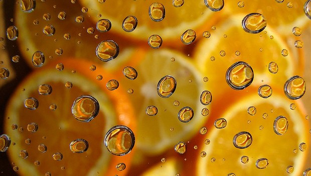 Narancs szeletek hűvös üvegen keresztül