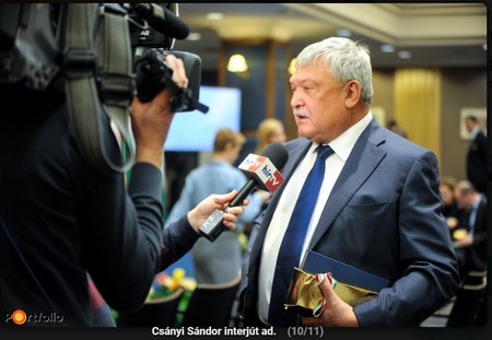 Csányi Sándor interjút ad az MNB sajtótájékoztatóján
