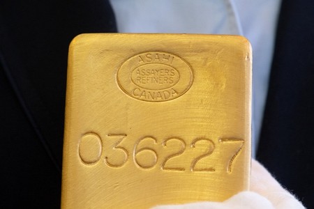 Közeli kép a 12,5 kilós aranyrúdról
