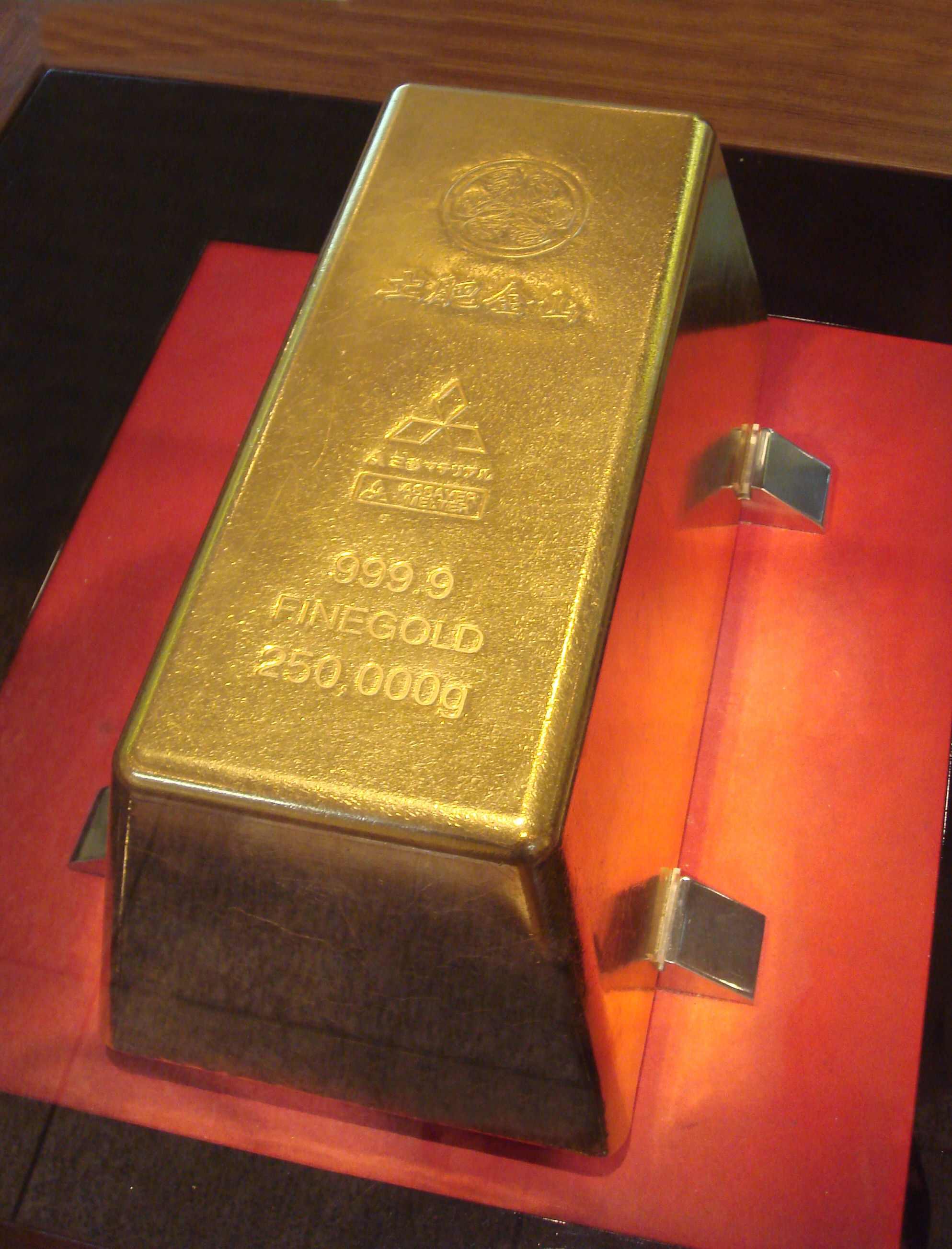 A világ legnagyobb aranytömbjét a Mitsubishi Materials Corporation állította elő. Az aranytöm a Toi aranybánya gyűjteményében lett kiállítva 2005-ben.
